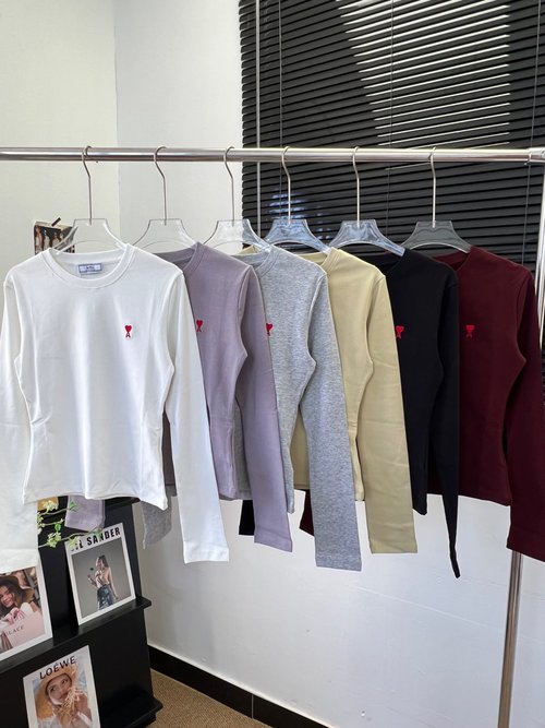 Ami Slimming and Comfortable Elastic Cotton Long-Sleeve with Embroidered Heart