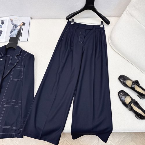 Thom Browne Stylish Suit Set with Heavy-Duty Stitching and Color Tape