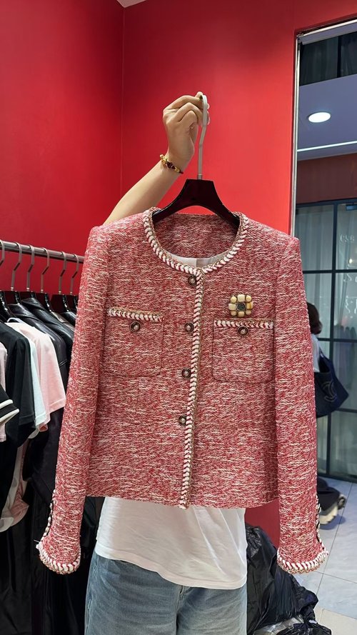 Chanel New Arrival: Classic Vintage-Style Coat with Excellent Fit and Design