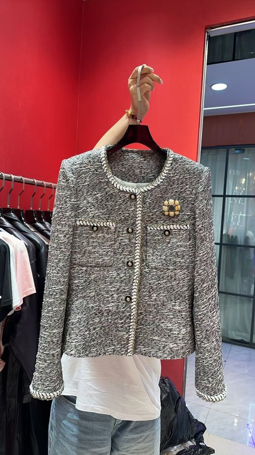 Chanel New Arrival: Classic Vintage-Style Coat with Excellent Fit and Design