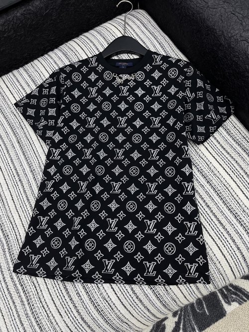 Louis Vuitton Luxury Short-Sleeved T-Shirt with Customized Craft, Fashionable and Versatile