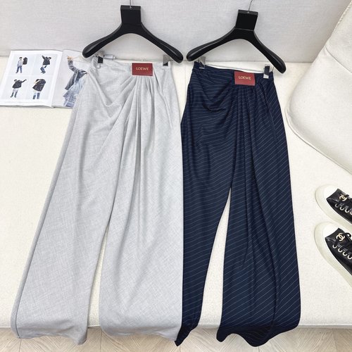 Loewe Fashionable Leather Suit with Logo Decoration for a Slimming Look