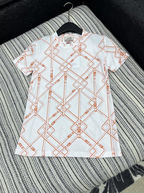 Hermes Printed Short Sleeve T-Shirt with Slimming Fit and Luxury Design