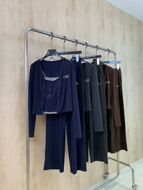 Maison Margiela Minimalist Three - piece Set for Elegant and Casual Dressing