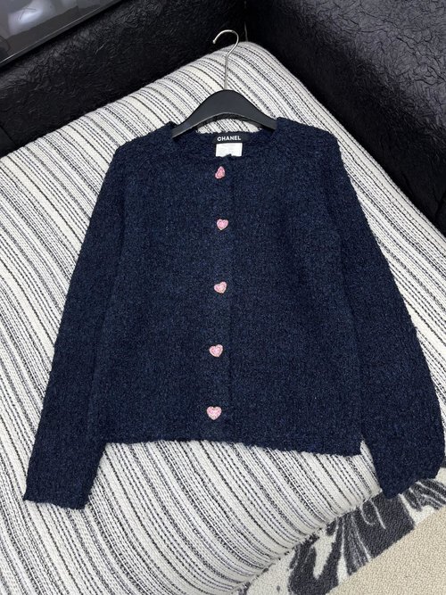 Chanel Vintage Series Heavy-Duty Heart-Button Round Neck Coat with Fashionable Design