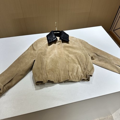 Bottega Veneta Chic Vintage Leather Piece with Imported Suede and Sturdy Weaving