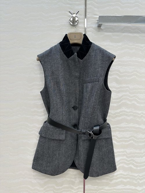Brunello Cucinelli Exclusive High-Sense Dressing Leather-Collar Suit Vest in Imported Fabric