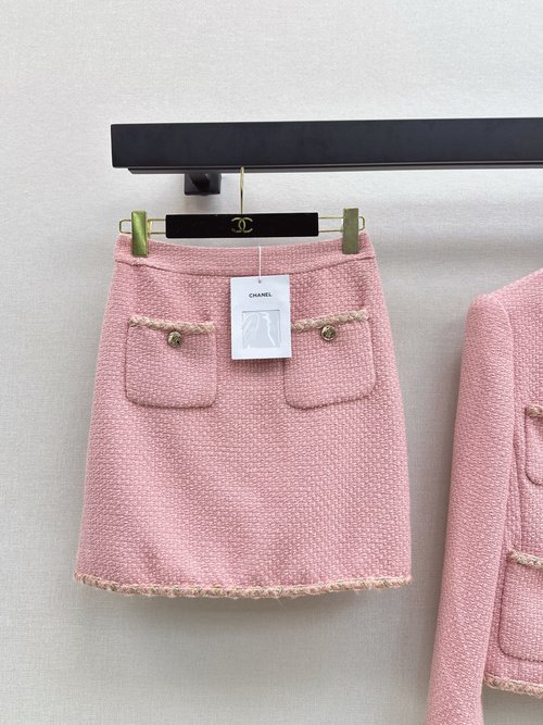 Chanel Exclusive Tweed Suit for a Glamorous Look