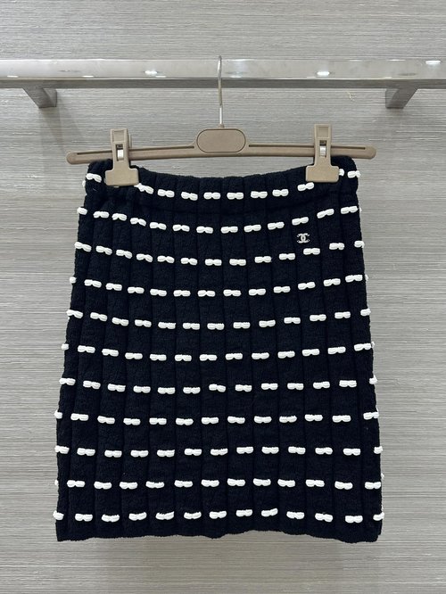 Chanel Sophisticated Black and White Bow-Knot Knit Skirt in French Style - Exclusive First Release