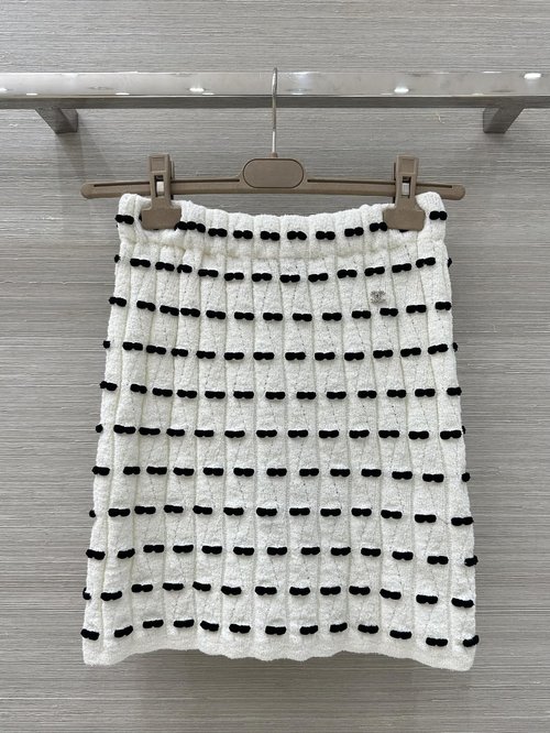 Chanel Sophisticated Black and White Bow-Knot Knit Skirt in French Style - Exclusive First Release