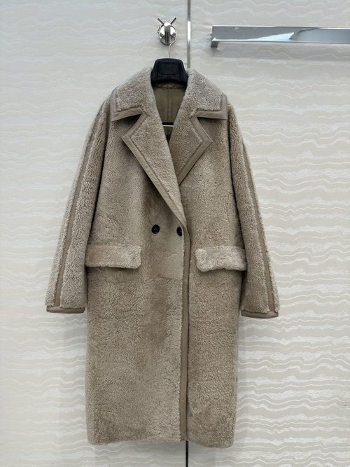 Max Mara Exclusive Premiere: Premium Fur Collar Coat with Artisanal Edges