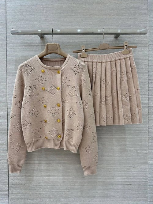 Louis Vuitton Exclusive Monogram Flower Knit Cardigan and Pleated Skirt Set with High-end Craftsmanship