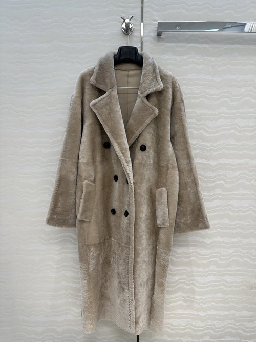 Max Mara Exclusive Premiere: Purebred Merino Fur Coat with Cowhide Accents