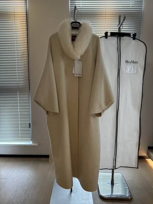 Max Mara Weekend Series Wool Coat with Fox Fur Scarf, Noble and Sophisticated Style