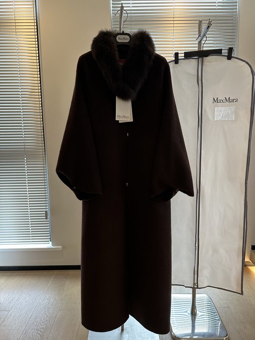 Max Mara Weekend Collection: High-Quality Wool Overcoat with Luxurious Fur Accents
