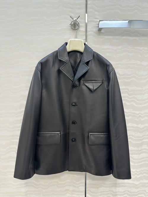 Bottega Veneta Retro-Styled Leather Suit with Triangular Pockets and High-Quality Leather