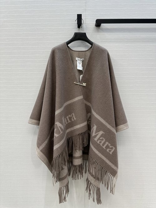 Max Mara Exclusive First-release Wool Shawl with Brooch, Elegant and Cozy