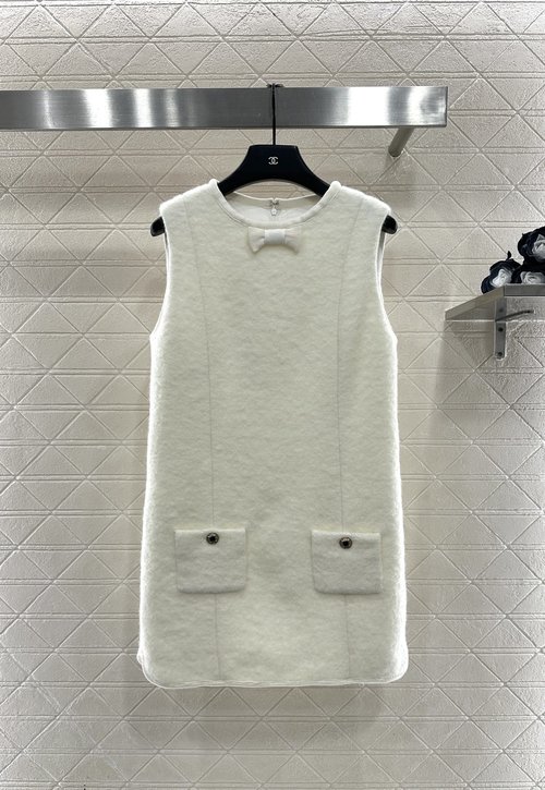 Chanel Elegant Round - Neck Woolen Dress for Skiing