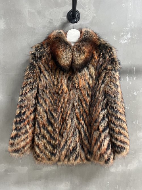Prada Exquisite Vintage Fur, Versatile and Stylish, Imported Colored Raccoon Fur