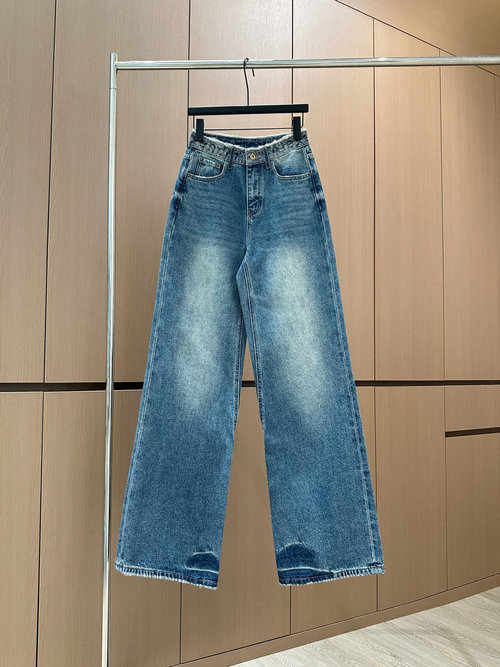 Alexander Wang Goddess - Style Frayed Diamond - Accent Fleece Jeans with Gradient Wash