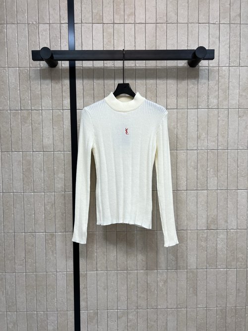 Loro Piana Round-neck Knit Top with Brand Logo: Soft and Charming
