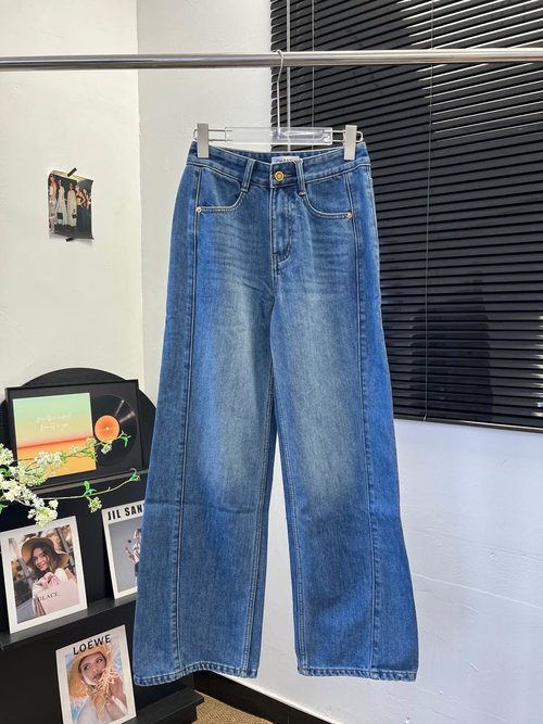 Chanel Chanel Style Small Back Pocket Lettered Fleece Straight Jeans