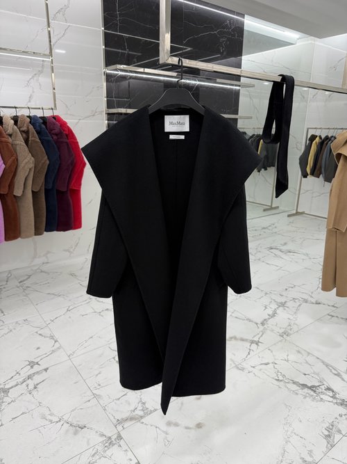 Max Mara Rienza Camel Cashmere Coat with Ruffled Collar and Sophisticated Silhouette