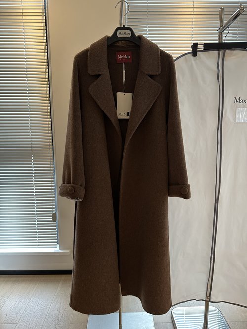 Max Mara Max Classic Sleeve-Turned Coat with Australian Wool and Cashmere Blend