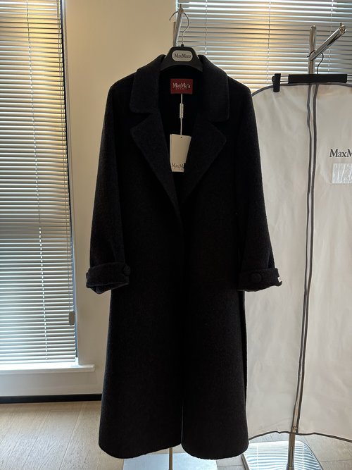 Max Mara Timeless Sleeve-Turned Coat Crafted from Australian Wool and Cashmere