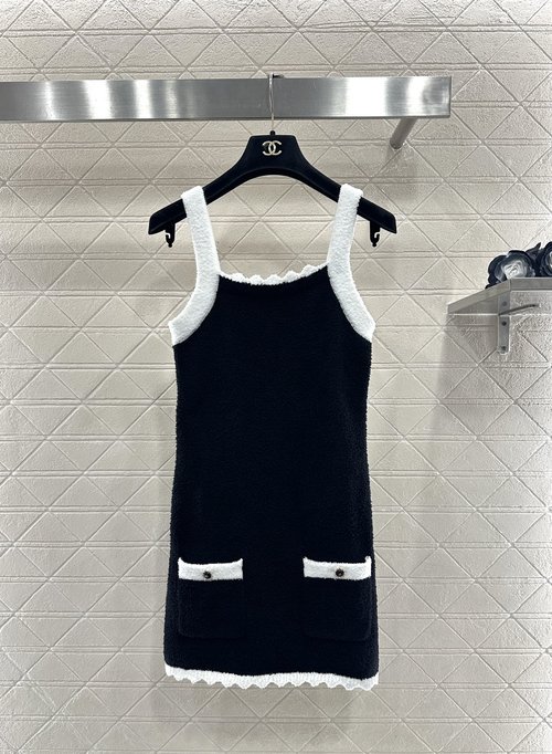 Chanel Color-Blocked Knit Sleeveless Top with Versatile Style