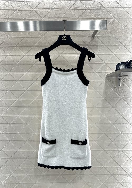 Chanel Color-Blocked Knit Sleeveless Top with Versatile Style