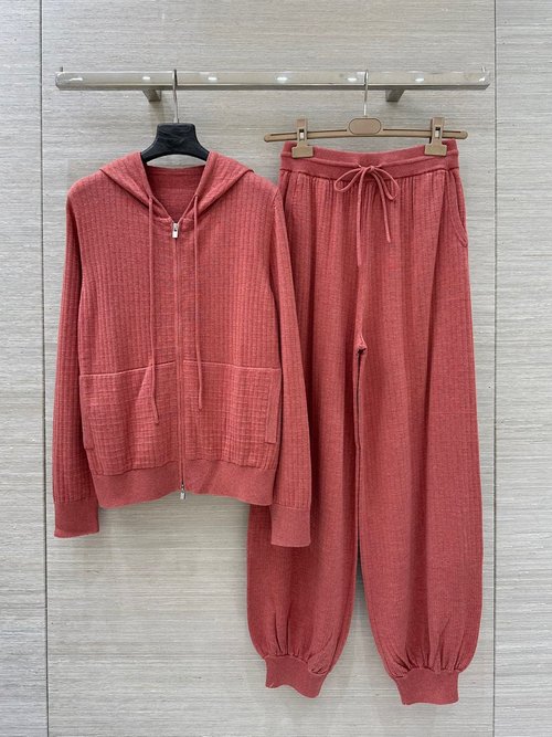 Loro Piana Sophisticated Waffle Knit Cashmere Suit with Stylish Design