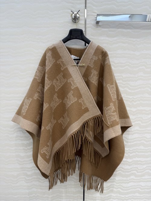 Max Mara Classic Max-style Knitted Scarf with M-letter Jacquard