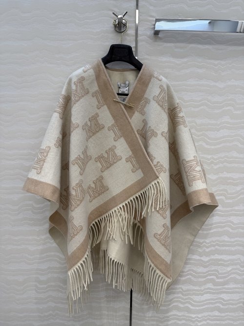 Max Mara Classic Max-style Knitted Scarf with M-letter Jacquard