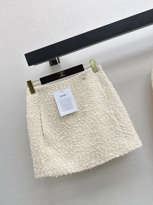 Chanel Chic Knit Top and Pencil Skirt Set with Contrasting Colors