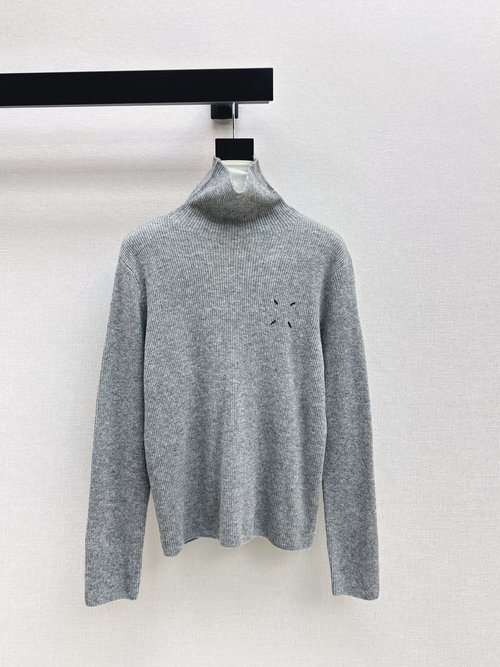 Maison Margiela Mm 6修身撞色高领打底衫对应的英文：Mm 6 Fitted Contrasting Color Turtleneck Base Layer, Comfortable and Elastic