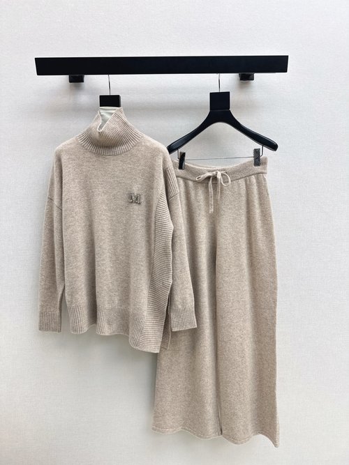 Max Mara Exclusive Knit Set, Elegant and Easy to Match