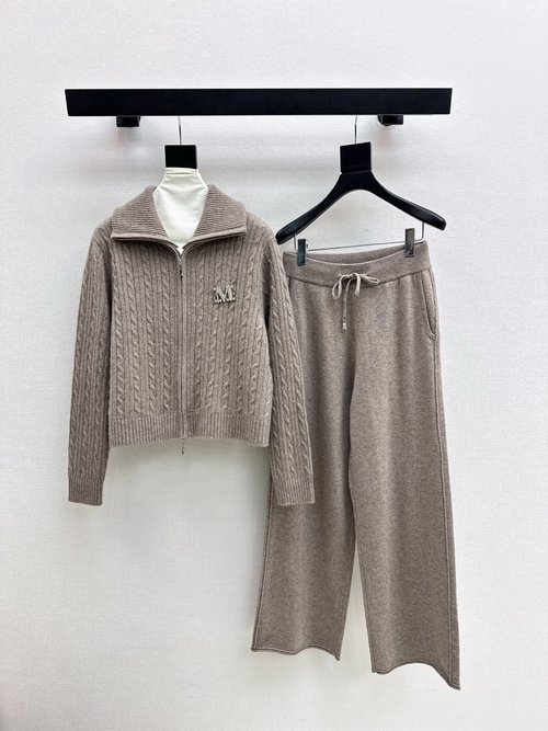 Max Mara Relaxed-fit Wool Blend Ensemble with Notched Lapel and Straight-leg Trousers