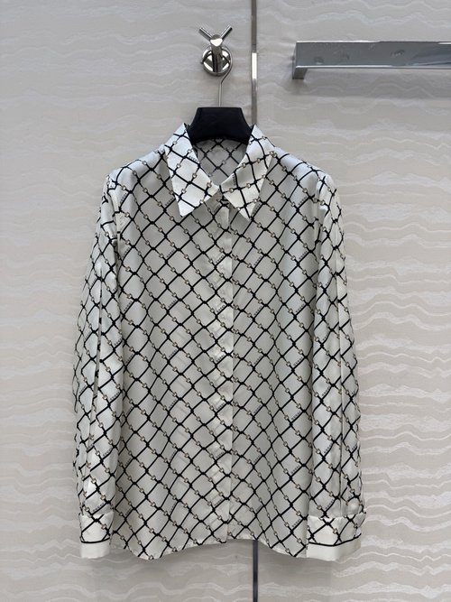 Gucci Saddle-Button Silk Shirt with Printed Pattern and Precise Tailoring