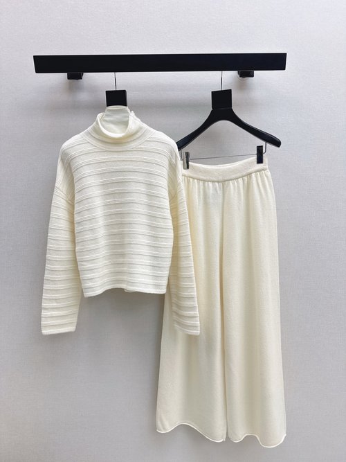 Max Mara Exclusive High-Neck Knitted Suit with Straight Pants - Refined Comfort