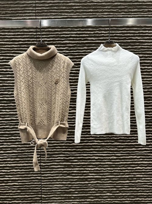 Burberry Newly Available Turtleneck Vest and Knitted Long-sleeved Set