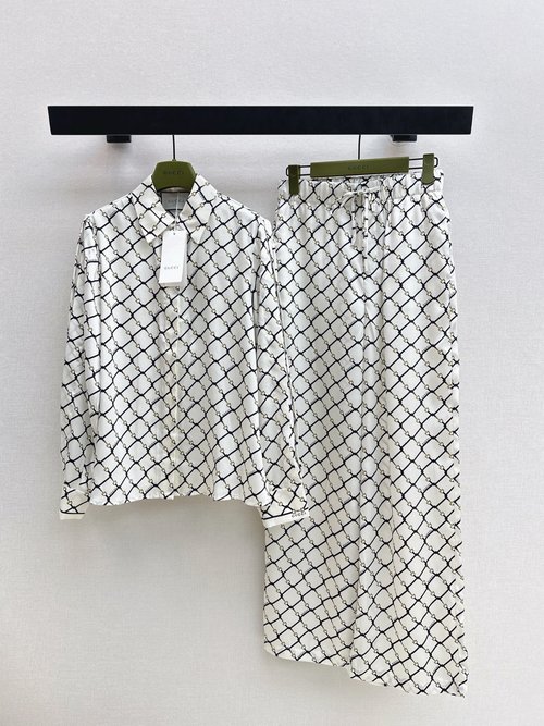 Gucci Retro Elegant Suit with Checked Shirt and Wide-Leg Pants