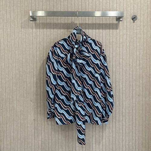 Gucci Contoured Belted Shirt with Sophisticated Look