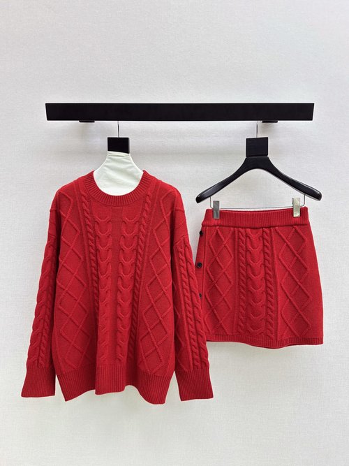 Max Mara Elegant Max Suit Crafted from Premium Fine Wool Yarn