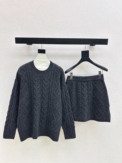 Max Mara Elegant Max Suit Crafted from Premium Fine Wool Yarn