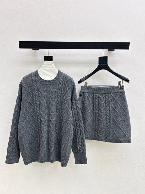 Max Mara Exclusive Elegant Suit in Fine Wool Yarn