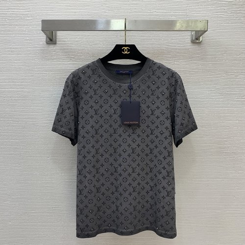 Louis Vuitton Versatile Short-Sleeved T-Shirt with Rivets and Monogram