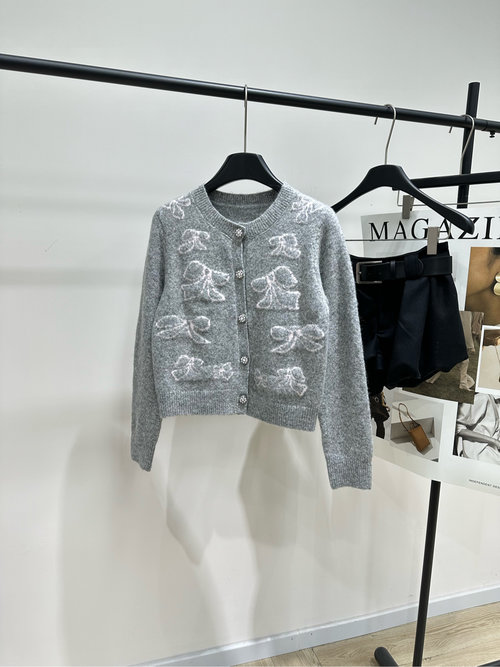 Hermes Light Gray Bow-Knitted Cardigan with White Embroidery for Elegant Look：Light Gray Embroidered Bow-knitted Cardigan for an Elegant Appearance