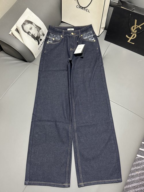 Fendi Original: Newly Launched: Four - Way Stretch Jeans with Pocket Embroidery
Optimized: Stretch Jeans with Decorative Pocket Embroidery