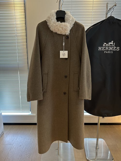 Hermes Minimalist Elegant Coat with Lamb Wool Collar for Work